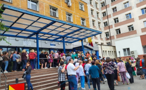 Protest spontan cu sute de angajați din sănătate în curtea Spitalului Județean. Managerul și-a anunțat demisia