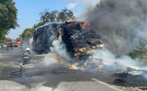  Camion în flăcări, la Botoșani. Circulația până la Târgu Frumos a fost blocată