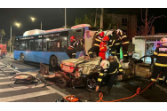 Imagini noi cu accidentul din Sibiu în care a murit o femeie: Se vede cum BMW-ul se izbește violent de două autobuze oprite
