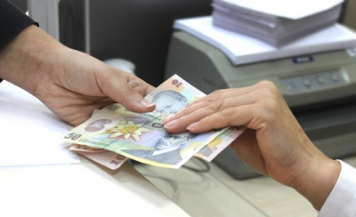 Românii adună bani în bănci