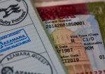 „Sperăm. Nu este garantat”. Românii mai așteaptă cel puțin doi ani pentru a putea intra în SUA fără viză, anunță ambasadoarea americană