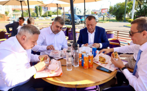 Ciolacu a ieșit la burger, împreună cu Grindeanu, Stănescu și Barbu