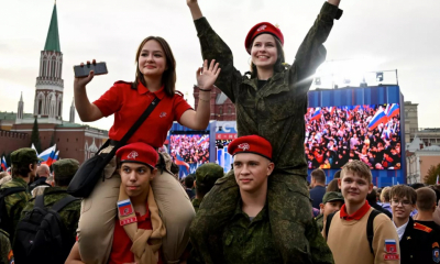 Piața Roșie din Moscova, plină de zeci de mii de ruși veniți la marele concert care sărbătorește anexarea celor patru regiuni ucrainene