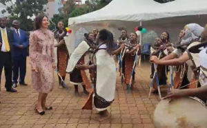 Carmen Iohannis a dansat alături de elevele unei școli de fete din Kenya