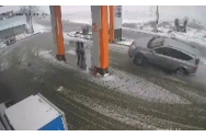 La un pas de o tragedie! O șoferiță a 'zburat sanie' printr-o stație PECO după ce a derapat pe gheață 