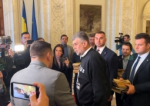 Ciolacu, schimb de replici cu George Simion pe holurile Parlamentului. Ce cadou a primit de la liderul AUR: 'Am auzit că și-a luat BAC-ul mai târziu'