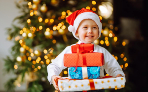 Regula celor 4 cadouri de Crăciun, întocmită de un sociolog. Un studiu arată că cei mici primesc de zece ori mai multe daruri decât au nevoie