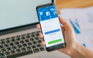 Schimbări majore: Tinerii nu vor mai putea vedea pe Facebook și Instagram postările considerate periculoase