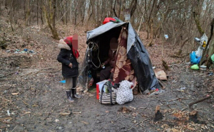 Opt oameni locuiau într-o colibă în pădure, în plină iarnă, în Bistrița. Printre ei, doi copii bolnavi, care au ajuns la UPU