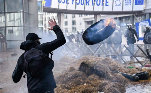 Bruxelles-ul în flăcări! Fermierii protestează cu peste 1.300 de tractoare