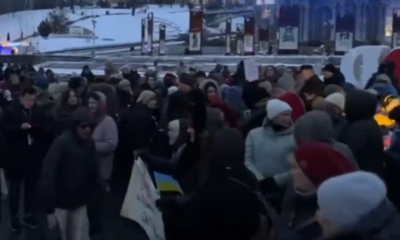 Protest împotriva lui Zelenski în centrul Kievului. Presa ucraineană scrie că manifestanții joacă alături de „propaganda rusă”