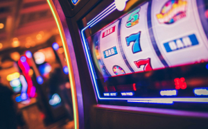 Un bărbat dat în urmărire în Italia a fost prins într-o sală de jocuri de noroc din Suceava