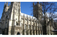 Catedrala din Canterbury, de lăsatul secului. Clericii întorc clătitele în timp ce aleargă