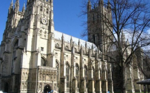 Catedrala din Canterbury, de lăsatul secului. Clericii întorc clătitele în timp ce aleargă