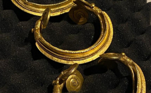 Trei brățări preistorice din aur furate din România au fost recuperate din Belgia