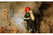 Un vasluian s-a spânzurat în curte în timp ce pompierii stingeau incendiul de la casa căreia el îi dăduse foc. Ce stă în spatele gestului extrem