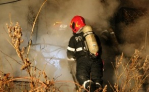 Un vasluian s-a spânzurat în curte în timp ce pompierii stingeau incendiul de la casa căreia el îi dăduse foc. Ce stă în spatele gestului extrem