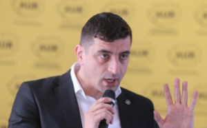 George Simion l-a chemat pe Mircea Geoană la sediul AUR să îi ofere candidatura la prezidențiale