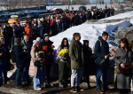 Cimitirul în care este îngropat Alexei Navalnîi a fost închis de poliție. Oamenii aruncă flori peste gard, unde s-a format o coadă imensă -„Lăsați-ne să intrăm”