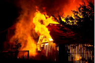 Un tânăr din Vaslui a dat foc casei părinților. 80% din locuință s-a făcut scrum