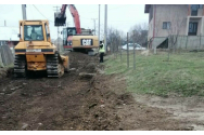 Un ieșean s-a trezit cu un excavator și muncitori care au început să sape și să construiască un drum în curtea sa