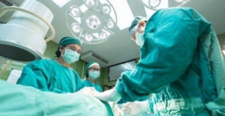 Incalificabil! În timp ce opera, un chirurg celebru de la Spitalul Floreasca a snopit în bătaie doi colegi