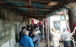 Miros de gaz într-un bloc din Piatra-Neamţ, după ce muncitorii care amenajau un apartament au tăiat din greşeală o ţeavă - 15 persoane au fost evacuate