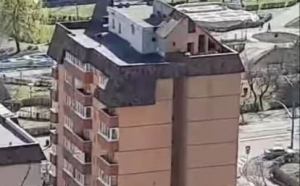 Un bărbat din Brașov și-a construit o “vilă”, perfect LEGAL, pe un bloc cu 8 etaje. Construcția e acolo de mai bine de 10 ani