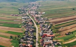 Comuna cu o singură stradă și 6000 de oameni. Unde se află și cum arată cea mai ciudată așezare rurală din Polonia