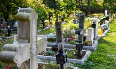A visat mortul îngropat acum patru zile și a mers să-l dezgroape! Scene macabre într-un cimitir din Suceava