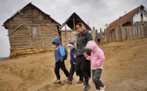 România, pe primul loc la nivel european în topul ţărilor în care copiii şi tinerii sunt puternic afectaţi de sărăcie