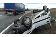 Mașină răsturnată pe drumul spre Poiana Brașov. Doi răniți. Trafic blocat