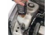 VIDEO - Un polițist rus a fost concediat după ce a pus whisky în loc de lichid de parbriz în autospeciala Lada 