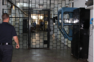 Un deţinut ieşean a fost prins, de cinci ori, fabricând ţuică în celulă!