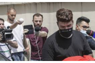 Vloggerul Colo, pe numele său Alexandru Bălan, a fost eliberat şi va fi în control judiciar pentru 60 de zile. Ce mesaj a purtat pe mască?