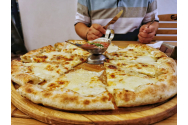 Doi tineri au comandat pizza și l-au jefuit pe care le-a livrat mâncarea