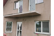 Teroare în Moțca: Bărbați, femei și copii atacați în propria casă cu bâte și topoare de o gașcă de romi (VIDEO)